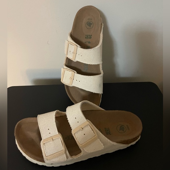 Birkenstock Shoes - Birkenstock tan Arizona slides sandals sz 38 7.5/8